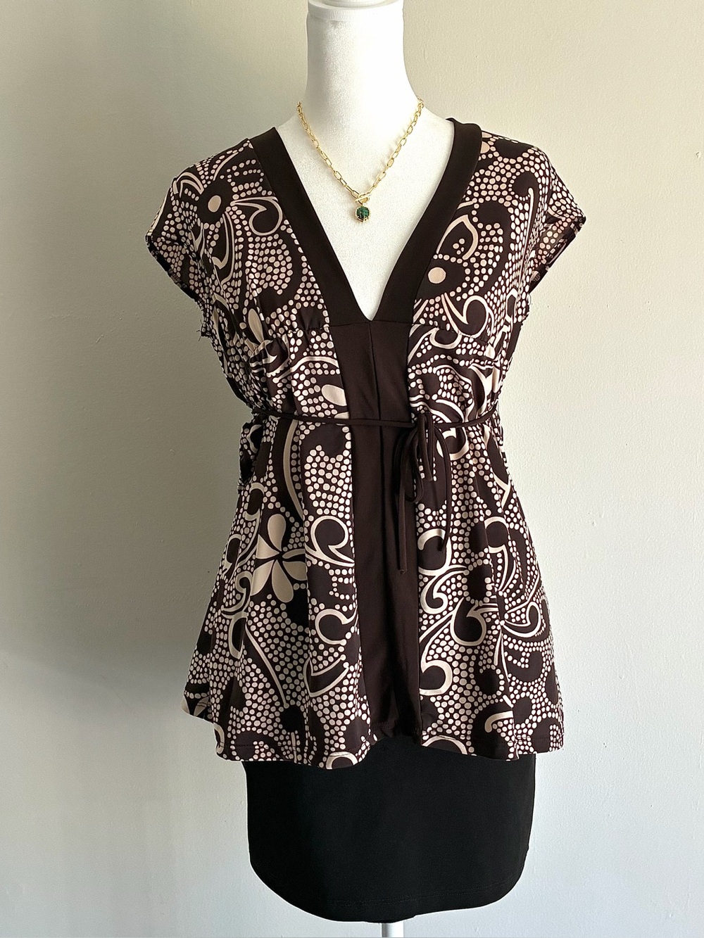 Brown and beige paisley floral dotted short sleeve blouse with a v neck